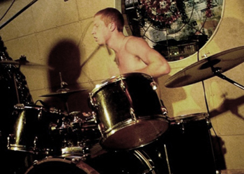 Андрій Зиков грає на барабанах